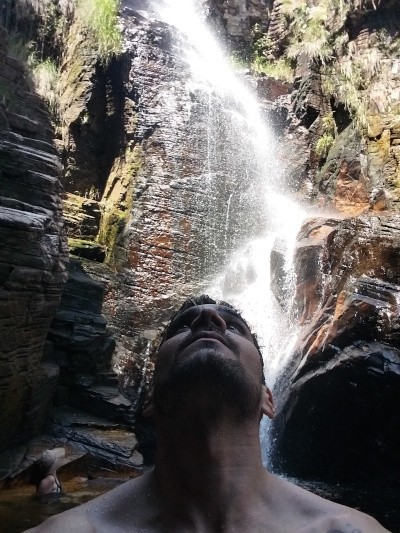 foto de uma pessoa vestindo patins ao fundo uma pista de patinação
