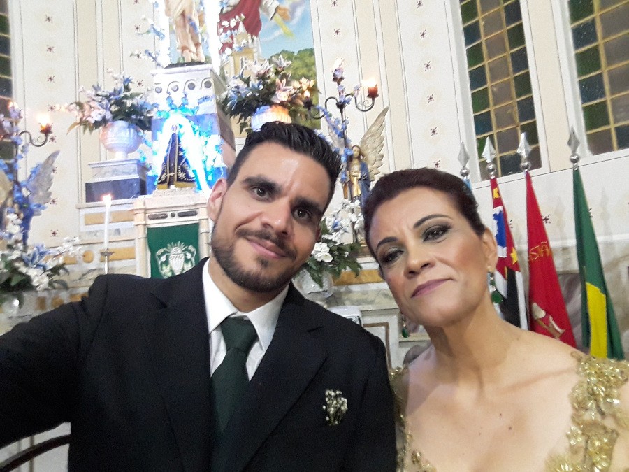 Um homem de uns 30 anos acompanhado de uma mulher por volta de 50 anos